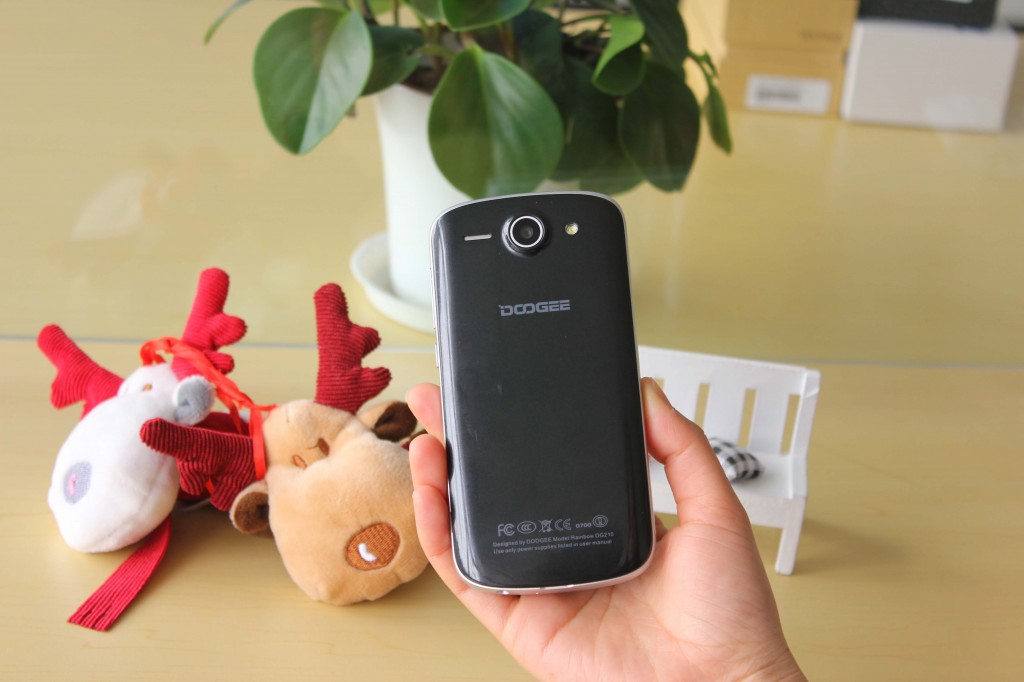 DOOGEE  RainBow DG210 in stock at geekbuying 4.5INCH IPS Srceen MT6572 Dual Core  3G/GPS 5.0MP Camera with Free Leather Case