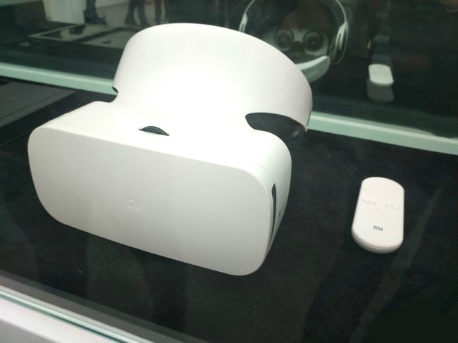 Xiaomi Unveils Mi VR Headset with Remote Control