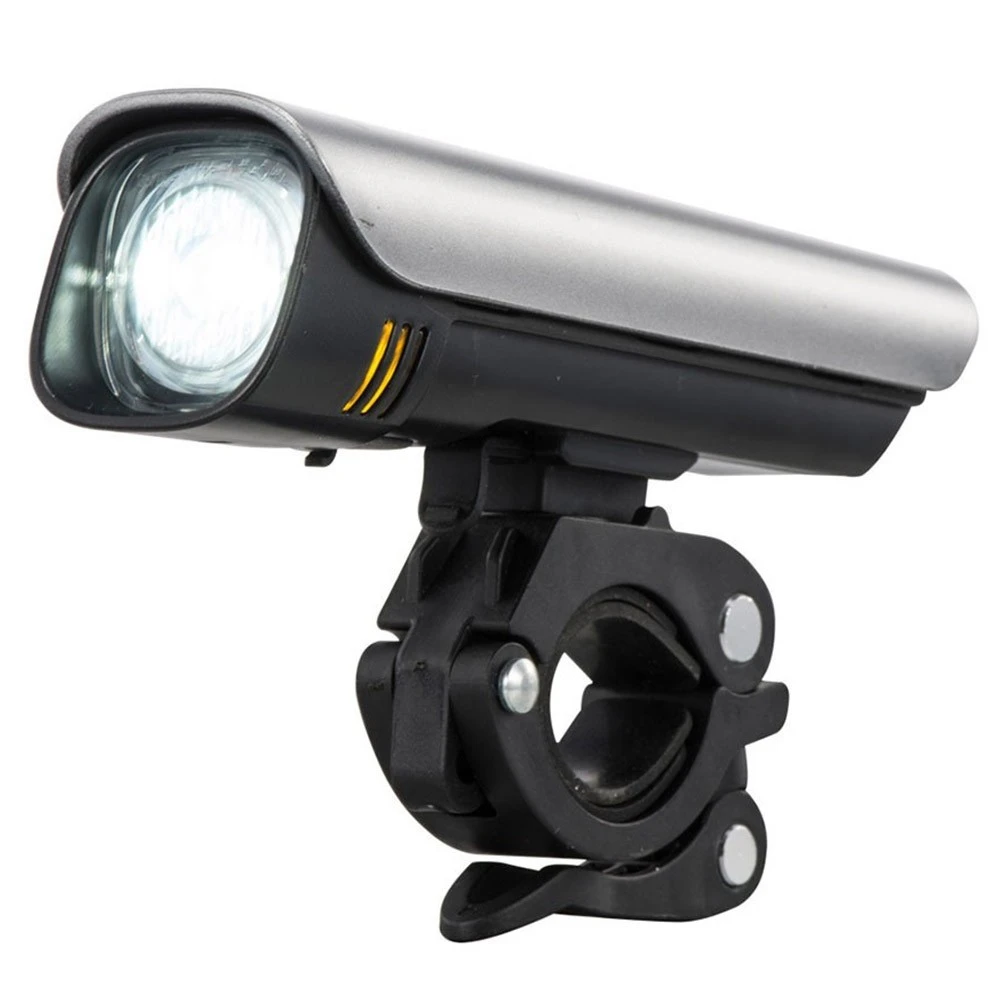 Luz de scooter de alto lumen que ilumina la carretera mojada en condiciones invernales