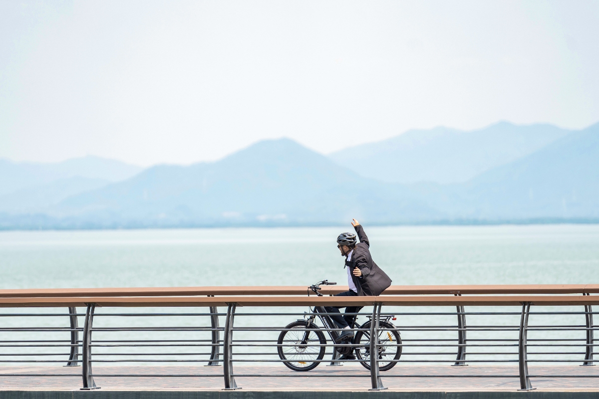 Everyday e-bike riding for consistent physical activity and healthy weight management